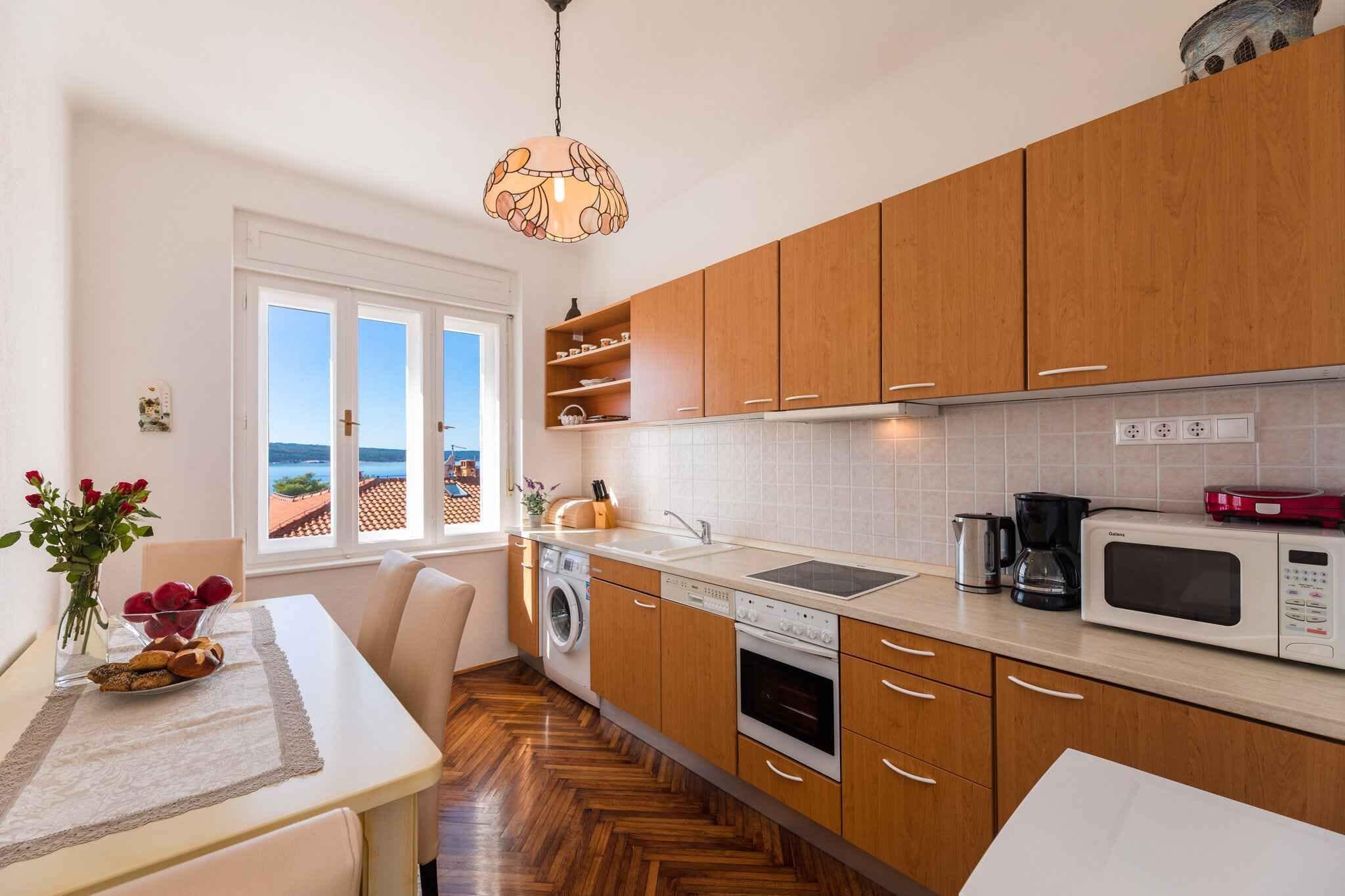 Una cucina moderna con mobili in legno, lavatrice, microonde e macchina da caffè.