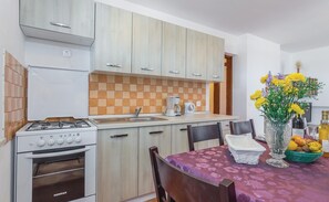 Refrigerador, microondas, parrilla de estufa y cafetera y tetera 