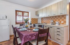 Kühlschrank, Herdplatte, Wasserkocher mit Kaffee-/Teezubehör