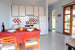 Fridge, oven, stovetop - Holiday apartment amidst Mediterranean nature with barbecue (Palinuro)