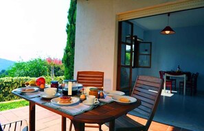 Outdoor dining - Holiday apartment amidst Mediterranean nature with barbecue (Palinuro)