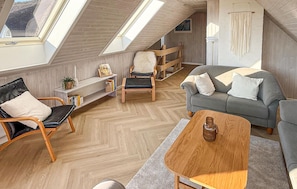 Smart-tv, eldstad och bordsfotboll