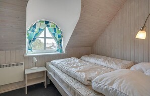 5 bedrooms, travel crib, free WiFi