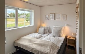 5 bedrooms, travel crib, free WiFi