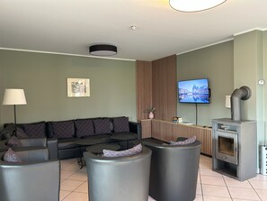 Télévision à écran plat, cheminée