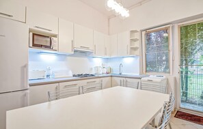 ثلاجة، موقد طهي مسطح، غسالة أطباق، ماكينة لصنع القهوة/الشاي