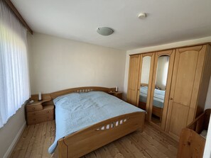 2 bedrooms, travel crib, WiFi