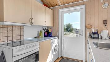 Refrigerador, parrilla de estufa, lavavajillas y cafetera y tetera