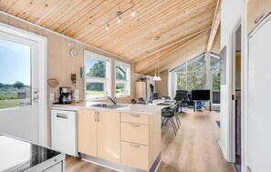 Fridge, stovetop, dishwasher, coffee/tea maker - Stunning home in Blåvand with sauna (Blåvand)