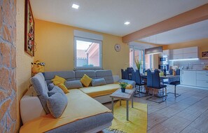 TV, table tennis - Awesome home in Betiga with WiFi (Betiga)