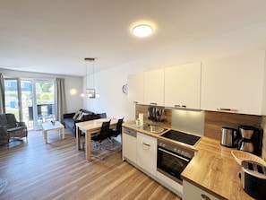 Køleskab, ovn, opvaskemaskine, kaffe-/temaskine