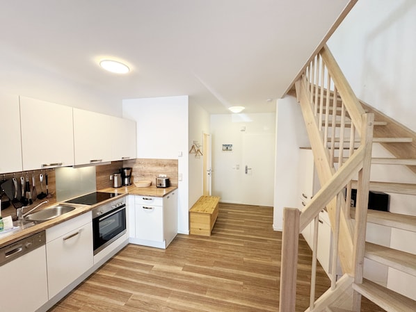 Køleskab, ovn, opvaskemaskine, kaffe-/temaskine