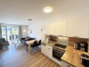 Réfrigérateur, four, lave-vaisselle, cafetière/bouilloire