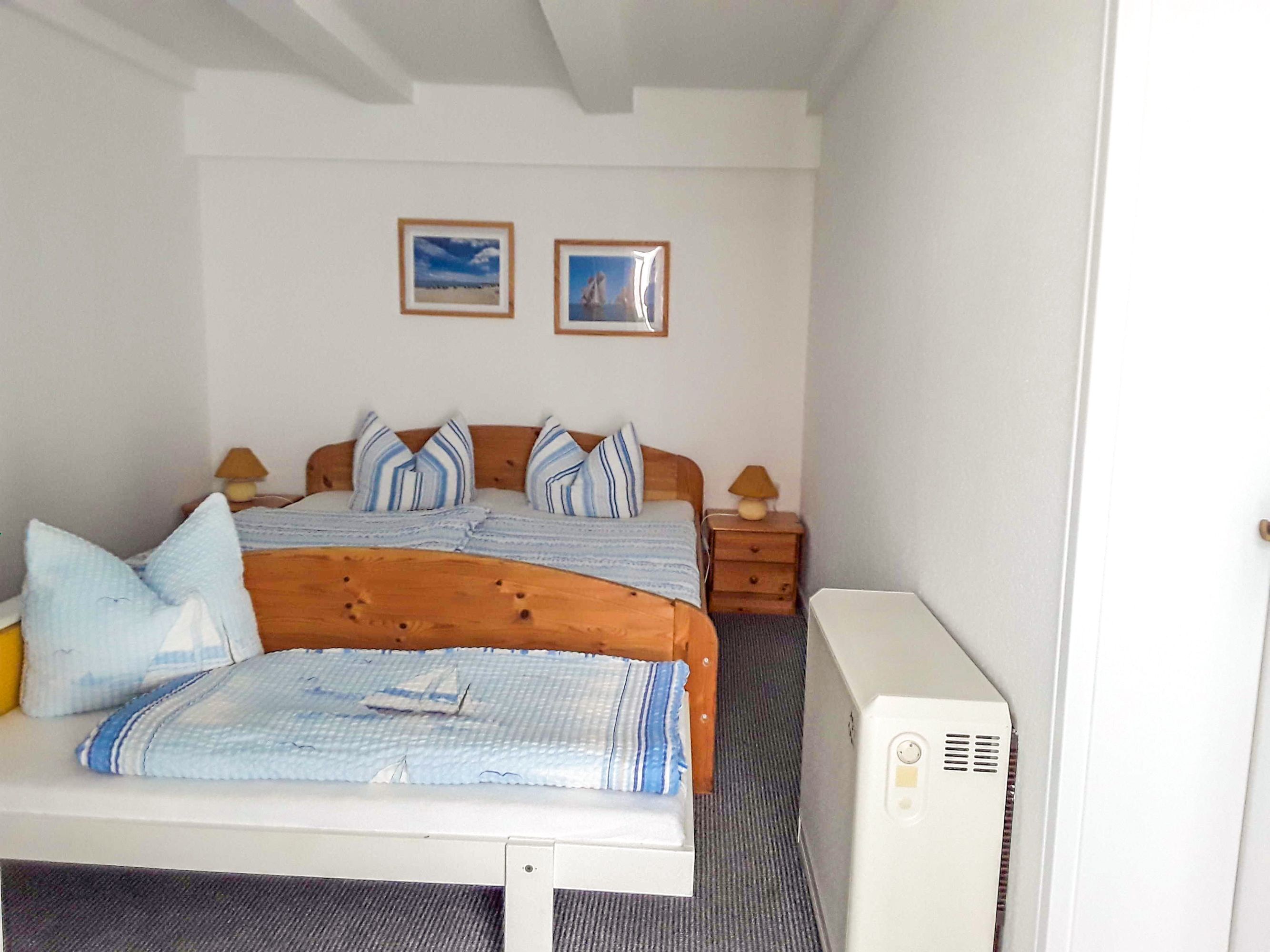 1 bedroom, travel crib, bed sheets