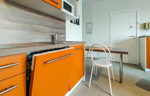 Een koelkast, een magnetron, een kookplaat, een vaatwasser