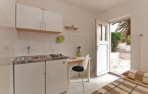 Fridge, stovetop, coffee/tea maker