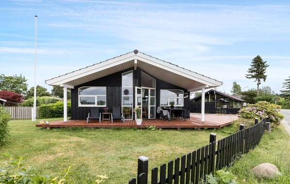 A modern two-story house with a covered porch, large windows, and a fenced yard. - Nice home in Rønde with WiFi (Rønde)
