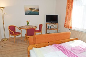 1 bedroom, travel cot, WiFi, bed sheets - 1-room vacation apartment Granitz - vacation apartments on Rügen in the Baltic seaside resort of Sellin (Sellin)