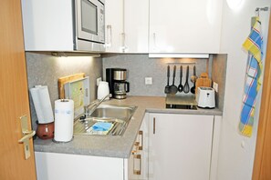 Kühlschrank, Mikrowelle, Wasserkocher mit Kaffee-/Teezubehör