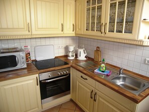 Kühlschrank, Mikrowelle, Ofen, Wasserkocher mit Kaffee-/Teezubehör