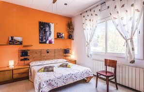 5 bedrooms, travel cot, free WiFi, bed sheets