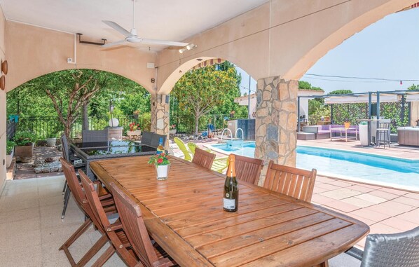 Outdoor dining - Lovely home in Tordera (Tordera)