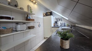 Kühlschrank, Mikrowelle, Ofen, Geschirrspüler