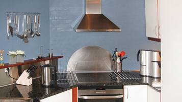 Køleskab, kogeplade, opvaskemaskine, kaffe-/temaskine