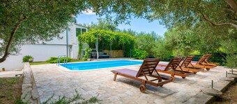 Awesome home in Kastel Sucurac