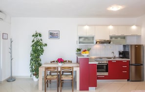Fridge, stovetop, dishwasher, coffee/tea maker