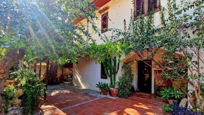 A courtyard with a tiled floor, potted plants, and a cactus. - 3 bedroom beautiful home in Scilla (RC) (Scilla (RC))