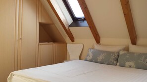 2 bedrooms, travel cot, WiFi, bed sheets