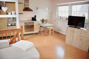 Flat-screen TV - Holiday apartment garden side - holiday home in the Baltic Sea resort of Baabe with lake views (Baabe)