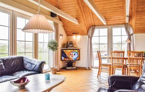 Een televisie, een open haard, een dvd-speler en een stereo