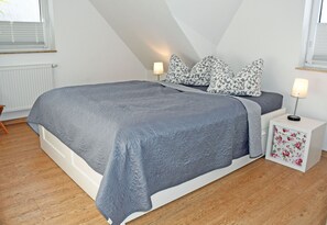 2 bedrooms, travel cot, WiFi, bed sheets - Vacation apartments in Lipsitz on Rügen - Holiday apartment Rapsblüte with fireplace and (Thesenvitz)