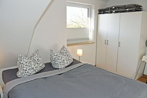2 bedrooms, travel cot, WiFi, bed sheets