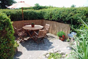 Outdoor dining - Vacation apartments in Lipsitz on Rügen - Holiday apartment Rapsblüte with fireplace and (Thesenvitz)