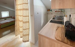 Frigorífic, placa de cuina i cafetera i tetera 