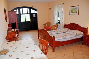 1 bedroom, travel crib, WiFi, bed sheets - 01 Apartment - Ferienhof auf Rügen (Putbus)