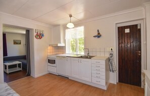Fridge, microwave, stovetop, dishwasher - Awesome home in Hunnebostrand (Hunnebostrand)
