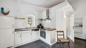 Kaffetrakter/tekoker, kjøleskap, kokeplater og oppvaskmaskin