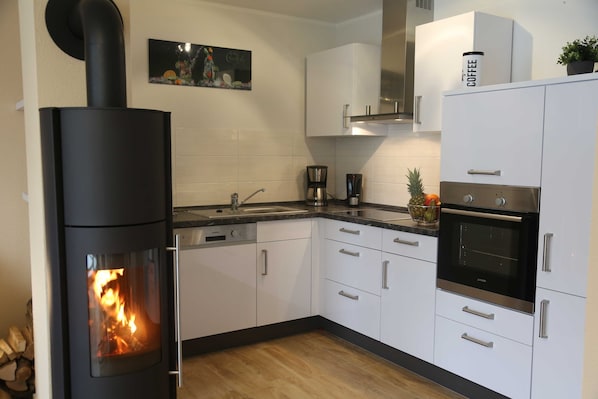 Een koelkast, een magnetron, een oven, een vaatwasser