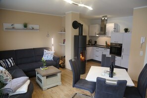 TV, fireplace - Apartment Bernstein 250 m beach, WLAN & fireplace - Accommodation Bernstein, WLAN, (Börgerende-Rethwisch)