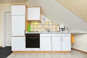 Kühlschrank, Ofen, Wasserkocher mit Kaffee-/Teezubehör, Wasserkocher