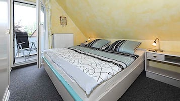 2 bedrooms, desk, WiFi