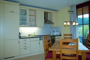 Een koelkast, een oven, een vaatwasser, een waterkoker