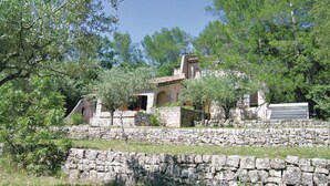 A stone-walled building with a tiled roof, surrounded by trees and greenery. - Cozy home in Draguignan (Draguignan)