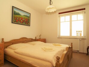 1 bedroom, bed sheets