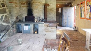 Una cucina rustica con parete in mattoni, tavolo in legno e una panca.