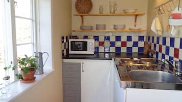 Fridge, stovetop, coffee/tea maker